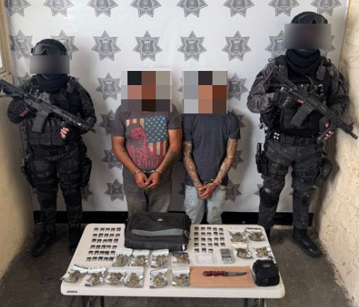 Los artículos asegurados fueron un cuchillo,un maletín color negro, 30 bolsitas de marihuana y 10 de cristal