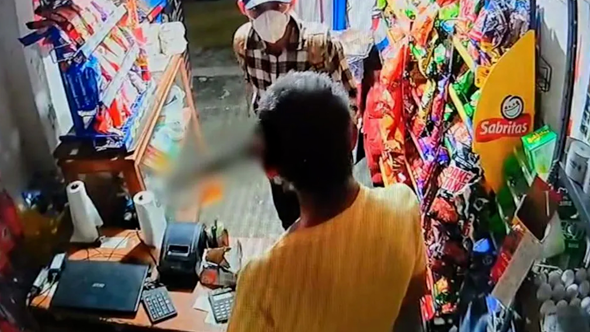 El brutal ataque fue videograbado por cámaras de seguridad de la tienda de abarrotes en la colonia José María Morelos, en Montemorelos, Nuevo León.