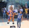 Equipo representativo de los Auténticos Tigres de la UANL queman borrego previo al Clásico Regio Estudiantil.