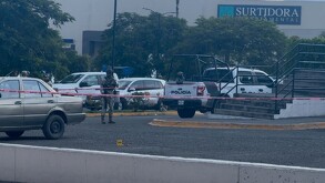 Tres sujetos armados intentaron asaltar una sucursal bancaria en Plaza Centro Sur, Tlaquepaque. Un cliente armado repelió la agresión y frustró el atraco. VIDEO