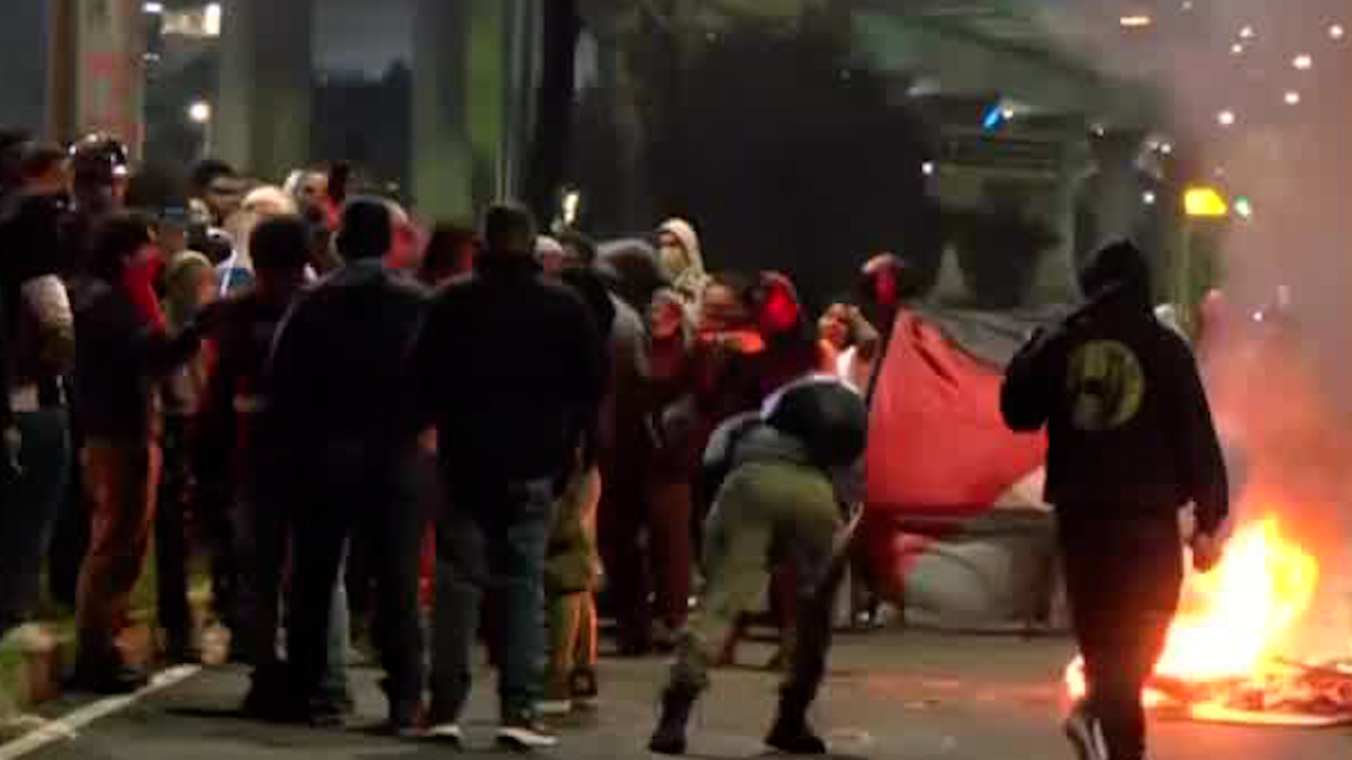 Con banderas de Palestina, al rededor de 80 estudiantes prendieron fogatas en carriles centrales y laterales en Tlalpan.