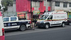 Hombre de 54 años fue asesinado a tiros en una fonda de Cuautlancingo. Presuntos agresores huyeron en un vehículo. Fiscalía investiga si fue un ataque directo.