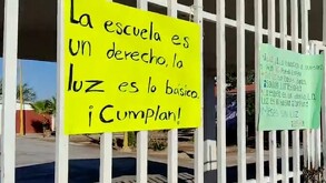 Familias de la escuela primaria Miguel Hidalgo de San Pedro, Coahuila, tomaron las instalaciones por falta de energía eléctrica.