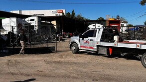 Un fuerte operativo federal se llevó a cabo a un costado de la autopista federal México–Querétaro, asegurando un taller mecánico de almacenamiento de huachicol.