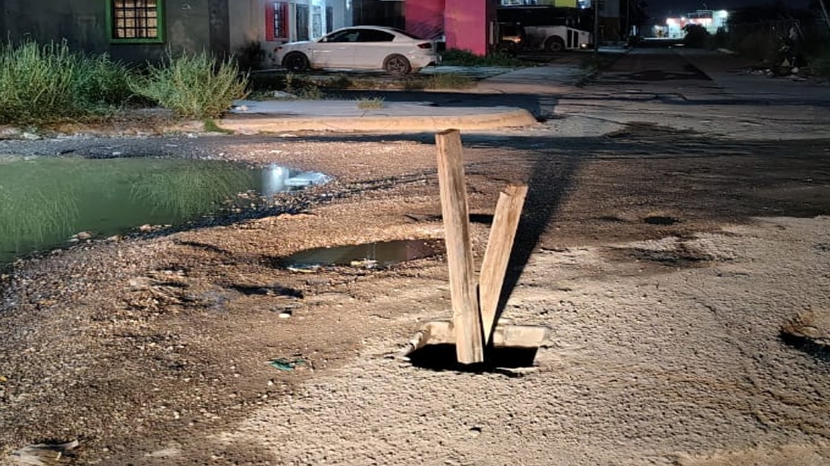 Una mujer sufre grave fractura de pierna tras caer en el fozo de una válvula de agua potable en Gómez Palacio.