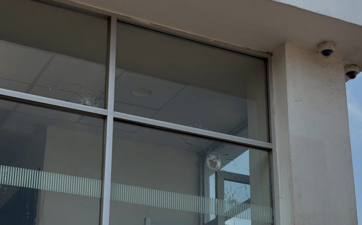 Tres sujetos intentaron asaltar a un cliente en Plaza Centro Sur, Tlaquepaque; un hombre armado repelió la agresión, generando una balacera que causó pánico.