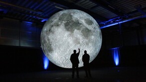 La Luna llega a distintas plazas de Querétaro en una instalación artística de gran formato creada por el reconocido artista británico Luke Jerram.