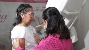 una mujer realizándose una mastografía