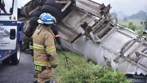 La volcadura de una pipa vacía en Zapotlán El Rey provocó el cierre parcial de la autopista Guadalajara-Morelia; autoridades no reportan lesionados.