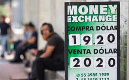 El valor del peso frente al dólar varía diariamente.
