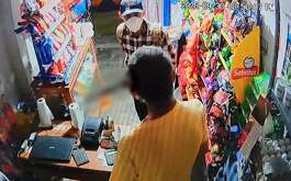 Un adulto mayor fue atacado de manera brutal con un machete durante el asalto de una tienda de abarrotes en el municipio de Montemorelos, Nuevo León.
