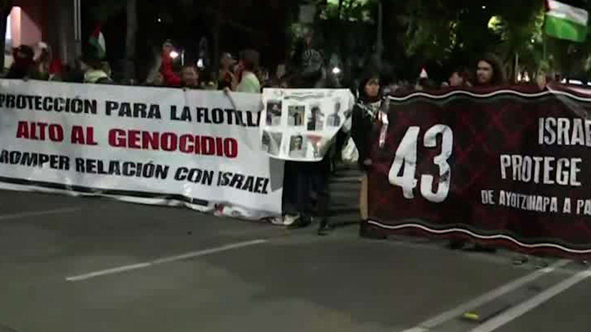 Más de 400 personas exigen la ruptura de relaciones de México con Israel tras en avenida Juárez.