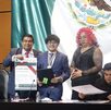 un joven recibe un reconocimiento en la cámara de diputados