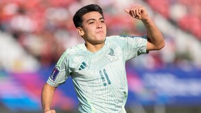 Eduardo Arce mostró la tarjeta verde al árbitro luego de considerar injusta la sanción de un penalti en contra de la Selección Mexicana.