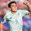 Eduardo Arce mostró la tarjeta verde al árbitro luego de considerar injusta la sanción de un penalti en contra de la Selección Mexicana.