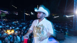 Usuarios han compartido a través de redes sociales, un momento que preocupó a los asistentes del concierto de Tito Torbellino Jr. en una comunidad de Comonfort.