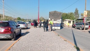 Un joven perdió la vida y uno más quedó gravemente lesionado luego de que impactaran la motocicleta en la que viajaban contra la parte trasera de un trailer.