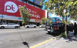 Agentes ministeriales catearon un local dentro de la Plaza de la Tecnología en el Centro de Monterrey derivado de una denuncia por el robo de un celular.