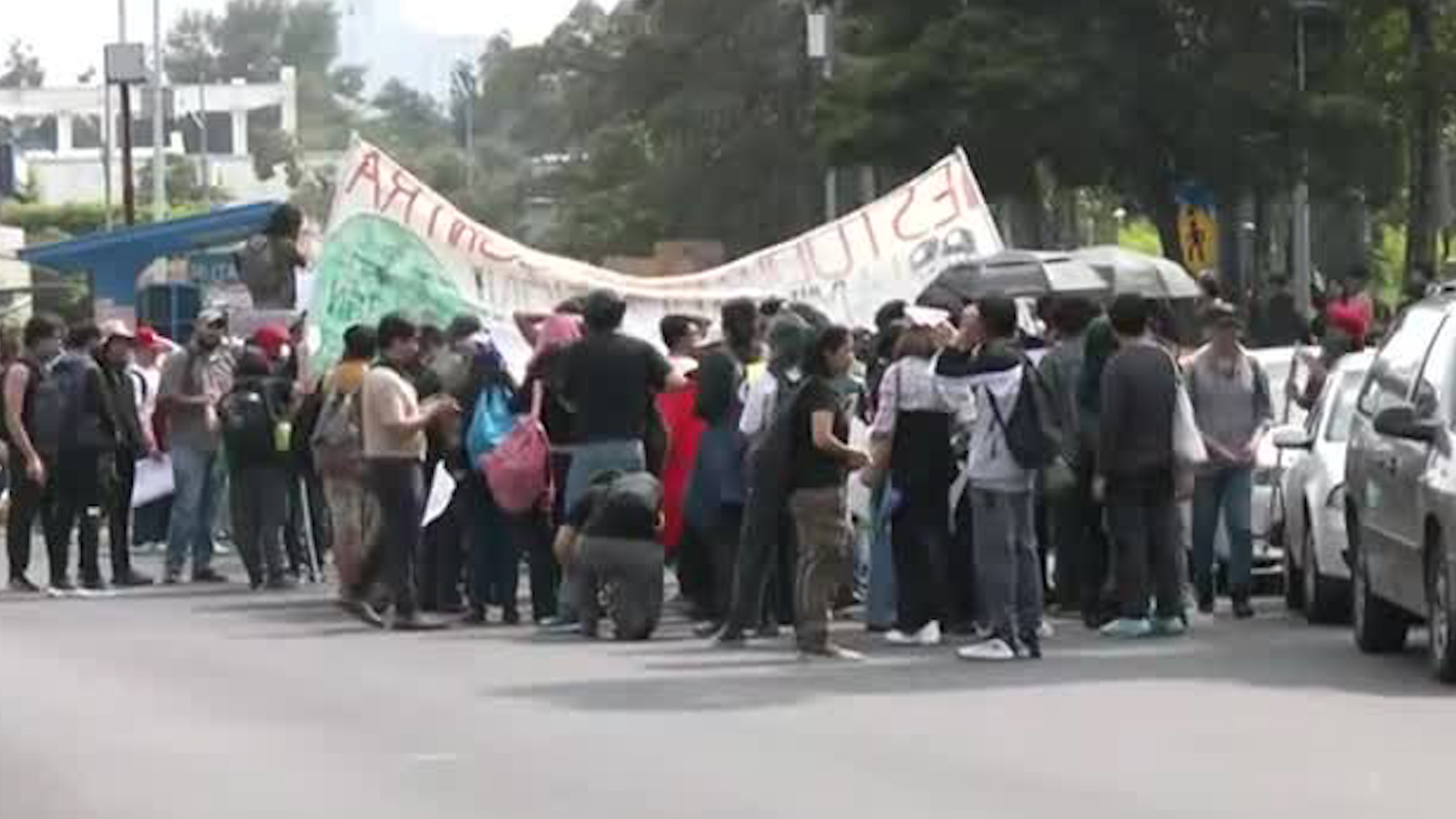 Encapuchados y vestidos de negro, estudiantes comienzan su marcha con mantas y tambores desde Ciudad Universitaria hasta la Plaza de las Tres Culturas.