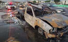 Una camioneta fue consumida por el fuego mientras circulaba sobre la autopista al Aeropuerto, en el municipio de Guadalupe, Nuevo León.