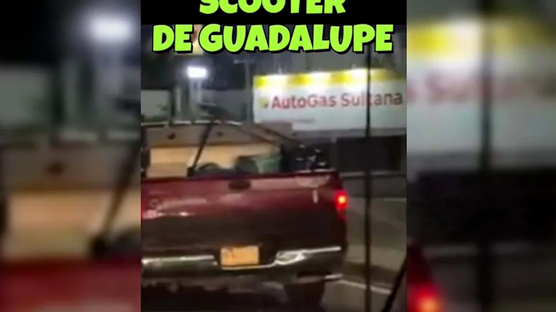 La camioneta que circulaba sobre la avenida Morones Prieto llevaba en su caja un scooter que presuntamente pertenece a un programa de movilidad gubernamental.
