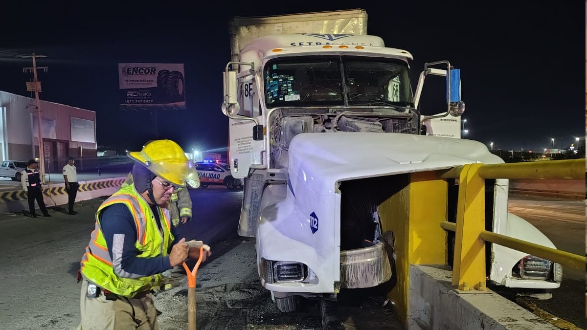 Un brutal impacto de un tráiler contra un muro de contención en el Periférico Raúl López Sánchez de Torreón.
