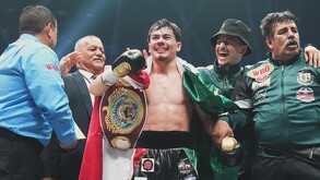 Christian 'Chispa' Medina celebrando el campeonato de boxeo que ganó en Japón.