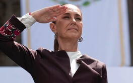 El Zócalo de la Ciudad de México se tiñe de tricolor por el festejo del primer año de Claudia Sheinbaum este 5 de octubre.