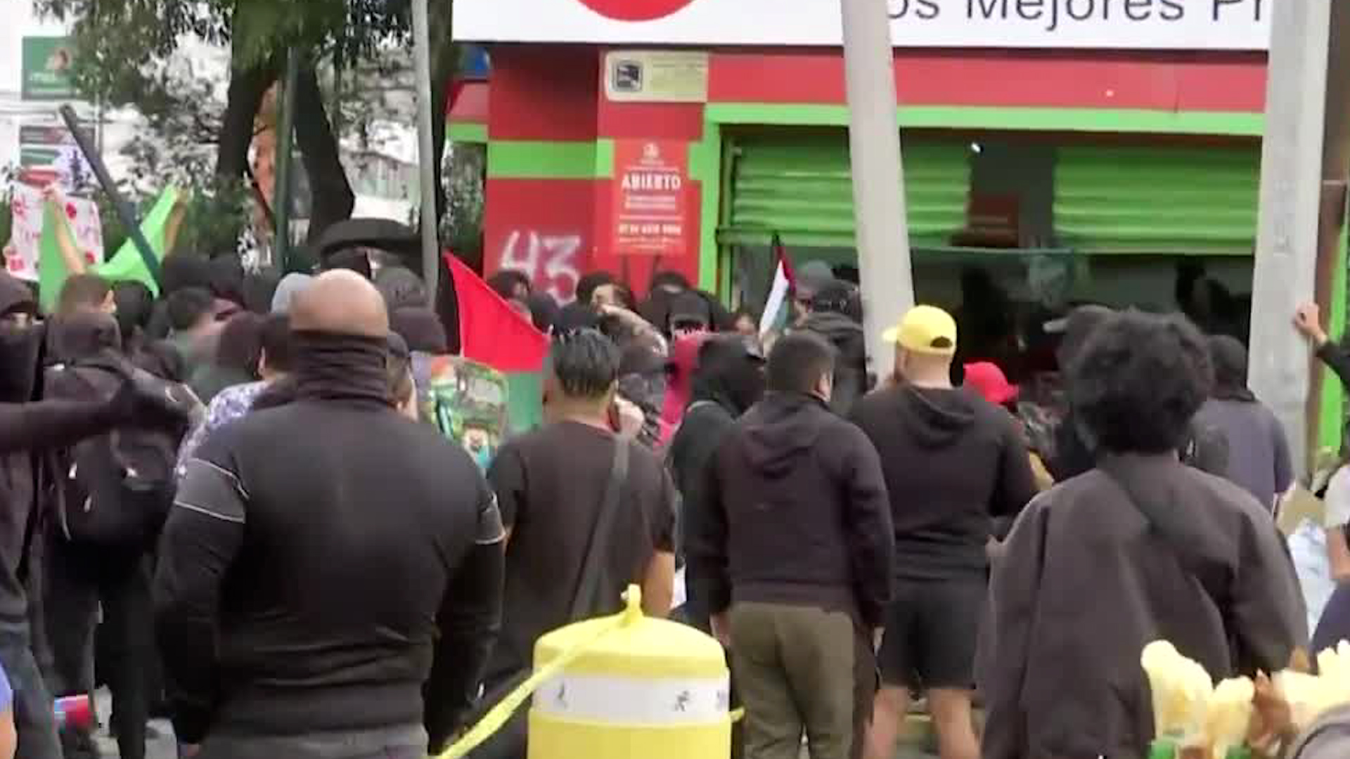 Como cada año, cientos de estudiantes salieron a las calles para protestas, conmemorar y exigir justicia por la matanza de Tlatelolco de 1968.
