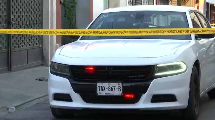 Agentes ministeriales catearon una casa de citas en el Centro de Monterrey como parte de una investigación por trata de personas.