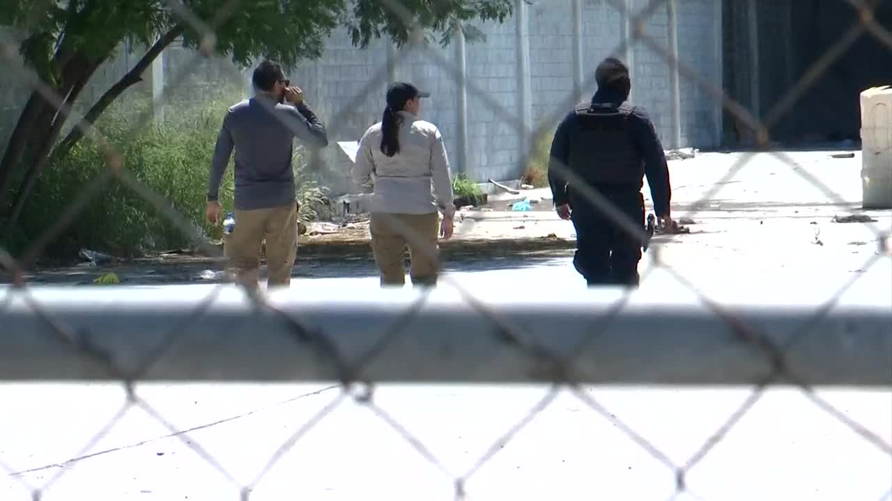 Un hombre en avanzado estado de descomposición fue hallado cubierto con una sábana en un terreno abandonado de Guadalupe.
