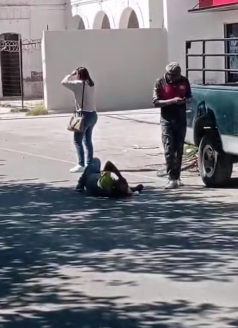 Hombre de 60 años convulsiona en su bicicleta y choca contra camioneta.