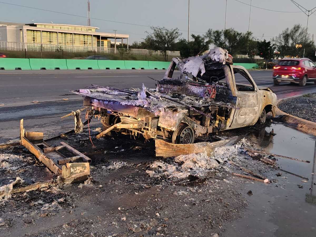 Una camioneta fue consumida por el fuego mientras circulaba sobre la autopista al Aeropuerto, en el municipio de Guadalupe, Nuevo León.