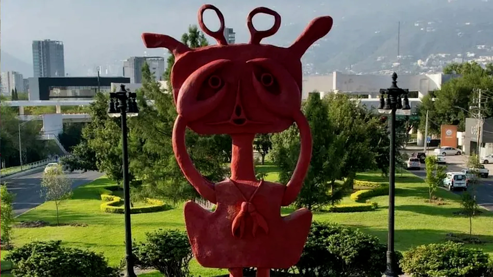 Se trata de una obra que combina el poder de lo monumental con la carga poética de elementos orgánicos.