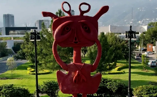 Se trata de una obra que combina el poder de lo monumental con la carga poética de elementos orgánicos.