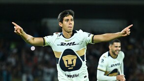 José Juan Macías celebrando un gol con la camiseta de Pumas de la UNAM.