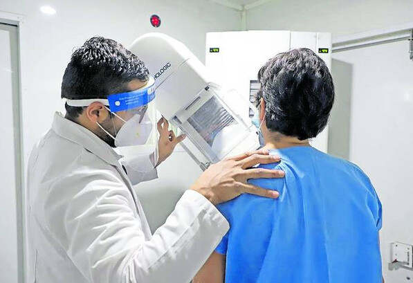 En el caso de las mastografías, hay 16 mastógrafos en los diferentes centros de salud públicos de las 8 jurisdicciones sanitarias en la entidad.