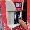 La máquina automática de escarchado solo funciona con productos Coca-Cola, detectados por código de barras
