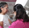una mujer realizándose una mastografía
