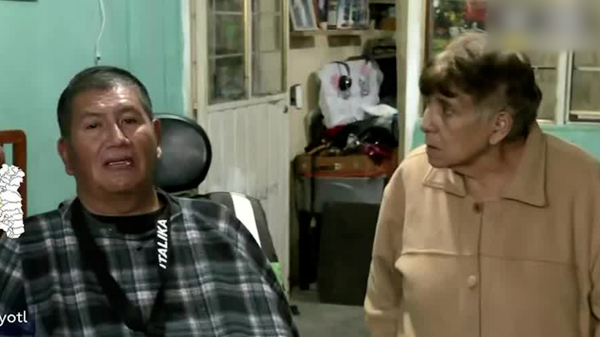 Alfredo, quien padece distrofia muscular, perdió su silla de ruedas y los muebles de su casa tras las intensas lluvias que provocaron inundaciones en la zona.