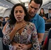 La tripulación y las asistentes de vuelo permitieron actuar al Doctor Obregón Orozco para auxiliar a la mujer que no podía respirar.