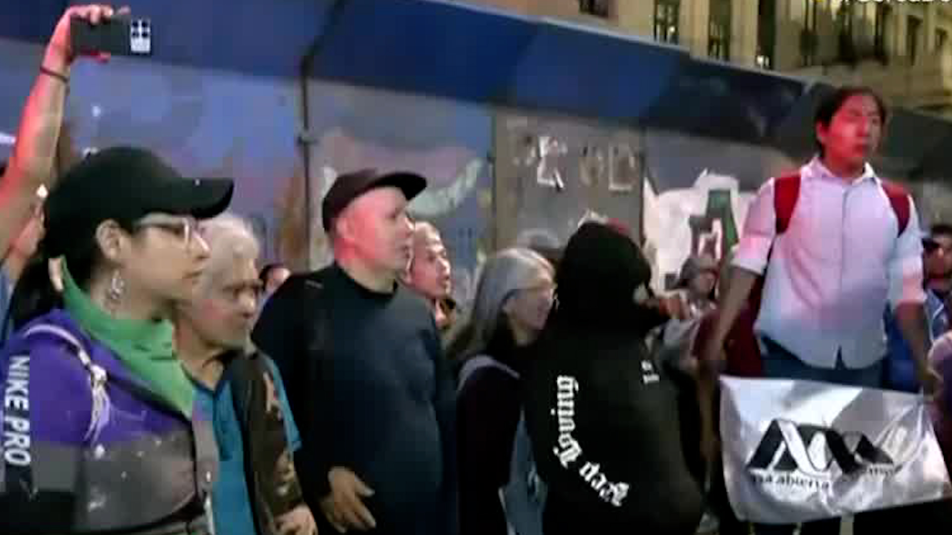 En el Eje Central, miembros de la Cruz Roja atendían a personas lesionadas mientras zona agredidos por encapuchados.