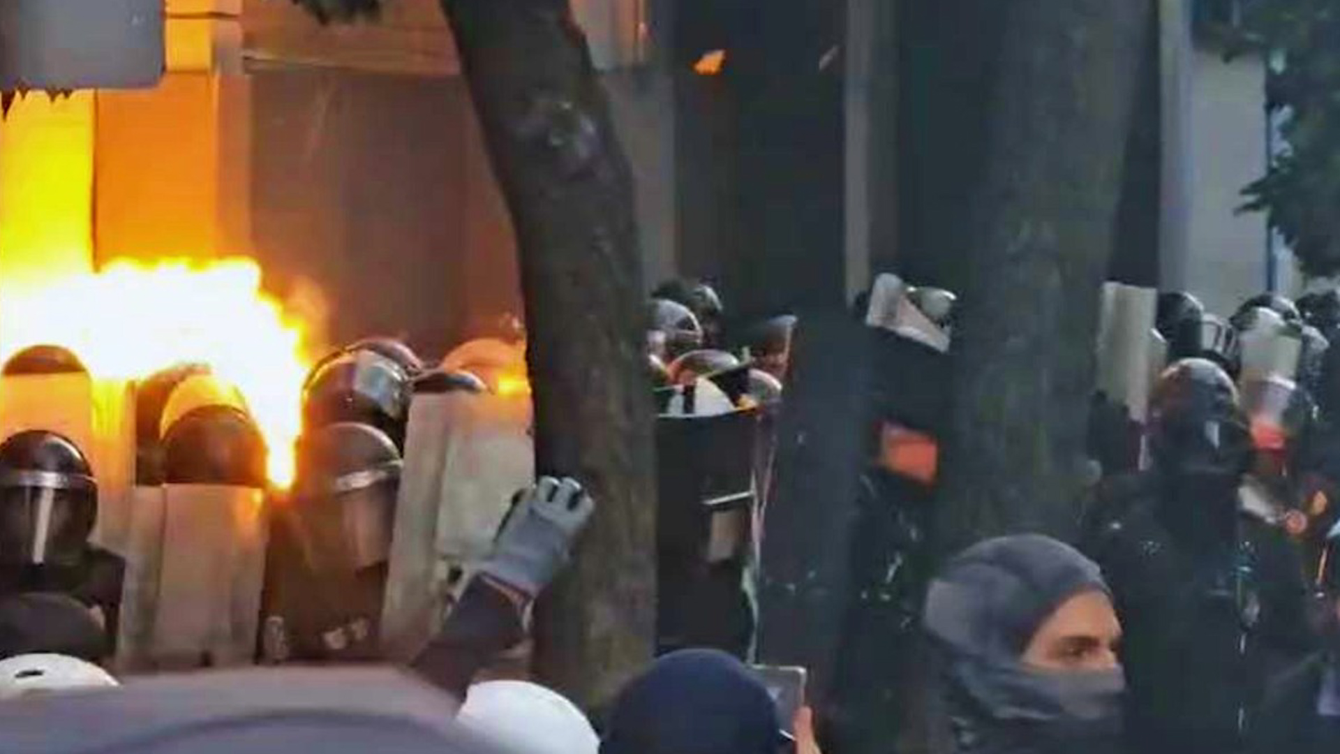 El grupo de personas pertenecientes al bloque negro llegaron a la plancha del Zócalo capitalino, donde prendieron fuego a un elemento de la SSC.