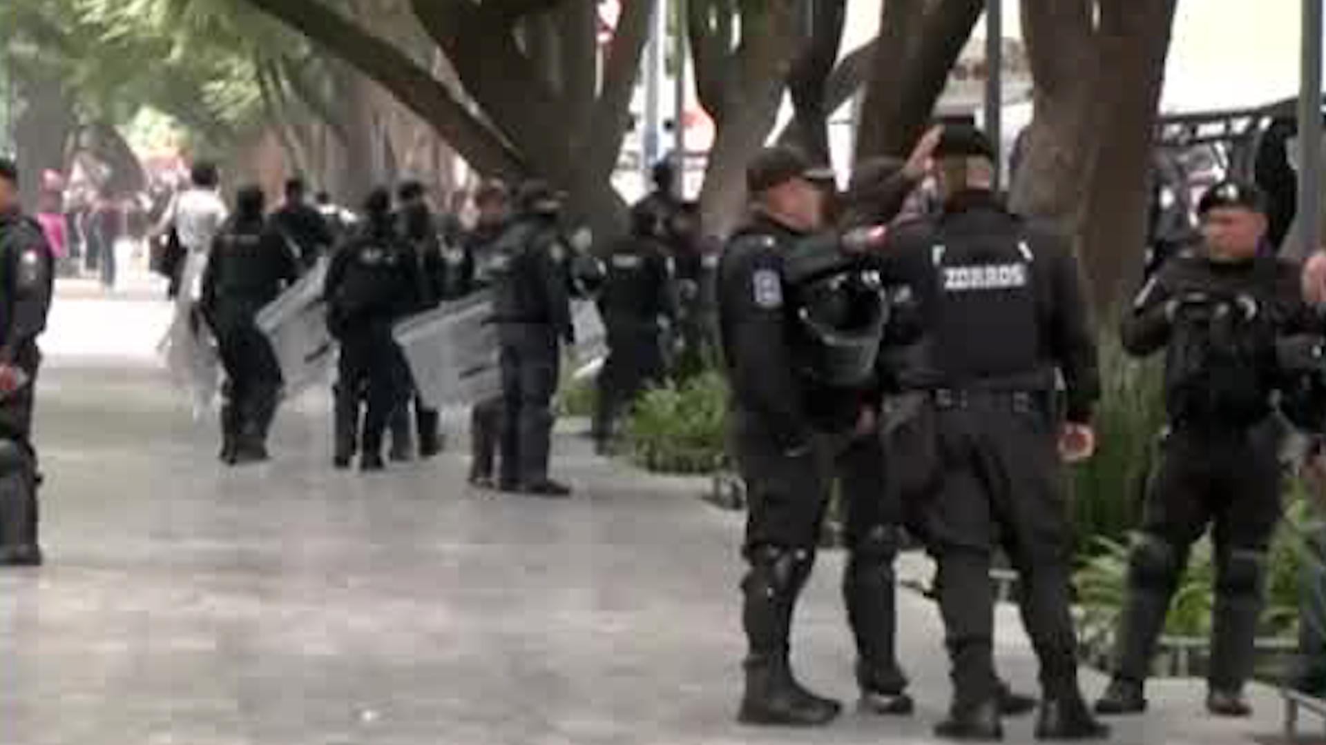 Miembros de la policía Metropolitana se despliega en la periferia de la Alameda Central, lugar donde se reagrupan los manifestantes.
