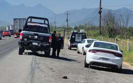 El cuerpo de un joven maniatado y baleado fue encontrado sobre el Libramiento Noroeste en el municipio de Escobedo, Nuevo León.