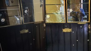 disparos en una puerta