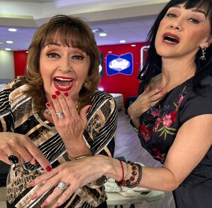Susana Zabaleta presumiendo su anillo con María Julia