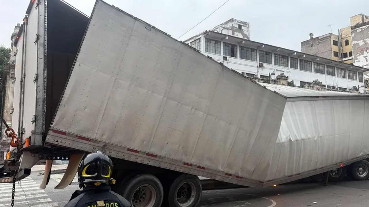 Un tráiler cargado con 25 toneladas de productos lácteos quedó atrapado en el carril del Metrobús sobre avenida Balderas.