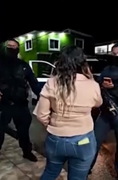 Agente de policía agrede a mujer en Durango.