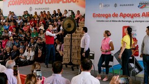 La caja alimentaria incluye productos con proteína para fortalecer la nutrición de las familias.